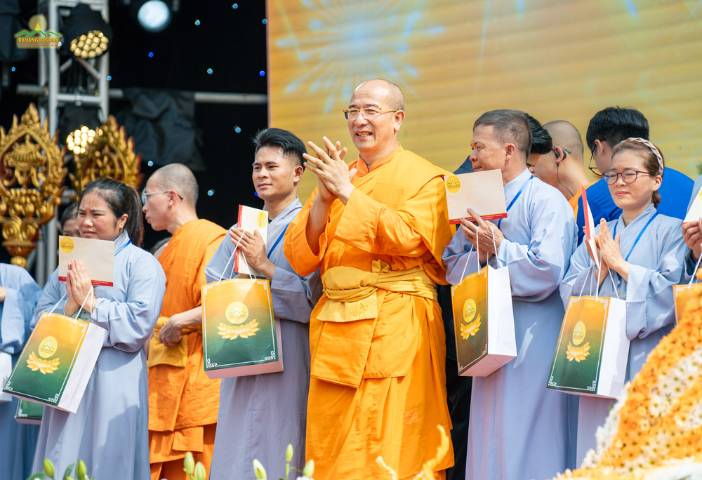 Many gifts were presented on the occasion of Vesak. Hopefully, those meaningful activities will be widespread so that more and more people gain the auspicious opportunity to connect with Buddhism and practice the Buddhas teachings, hence a peaceful and happy life.