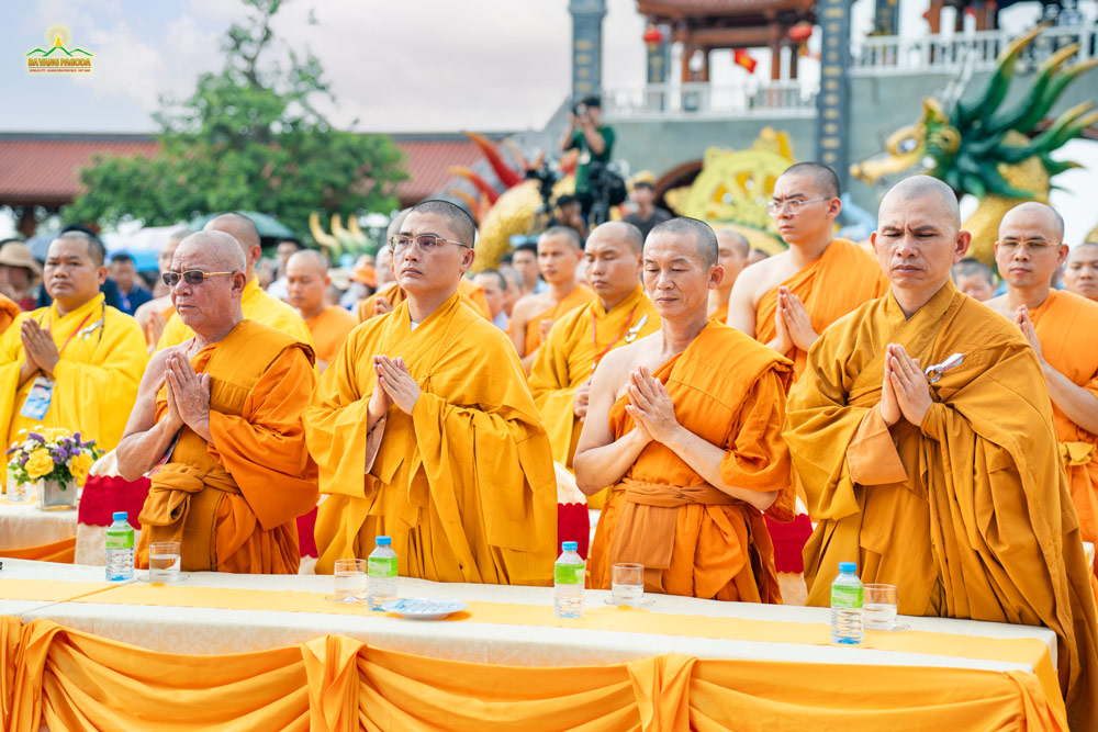 Honored Venerables attentively listened to the Message from the Supreme Patriarch of the National Vietnam Buddhist Sangha on the 2568th Vesak Celebration.