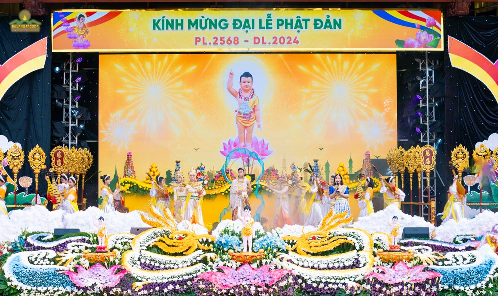 The image of Bodhisattva Prabhapala observing the world before descending into the world was recreated by the Buddhists in the art performance to celebrate the Buddhas birth.