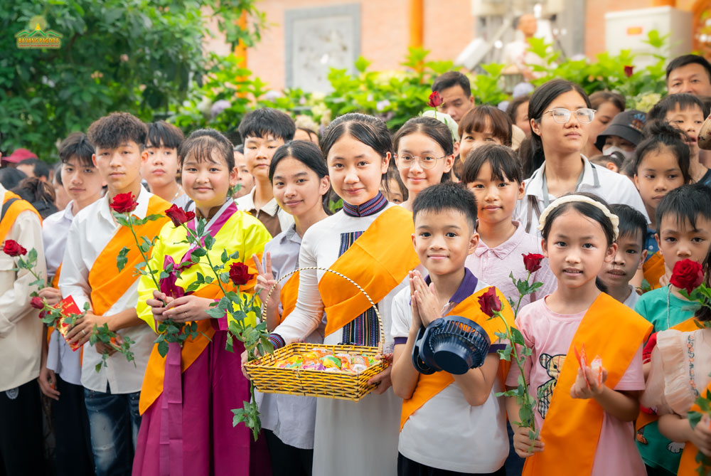 With beautiful flowers and pure food in hand, young students in the Rahula club happily waited for the moment when they could offer them to the monks.