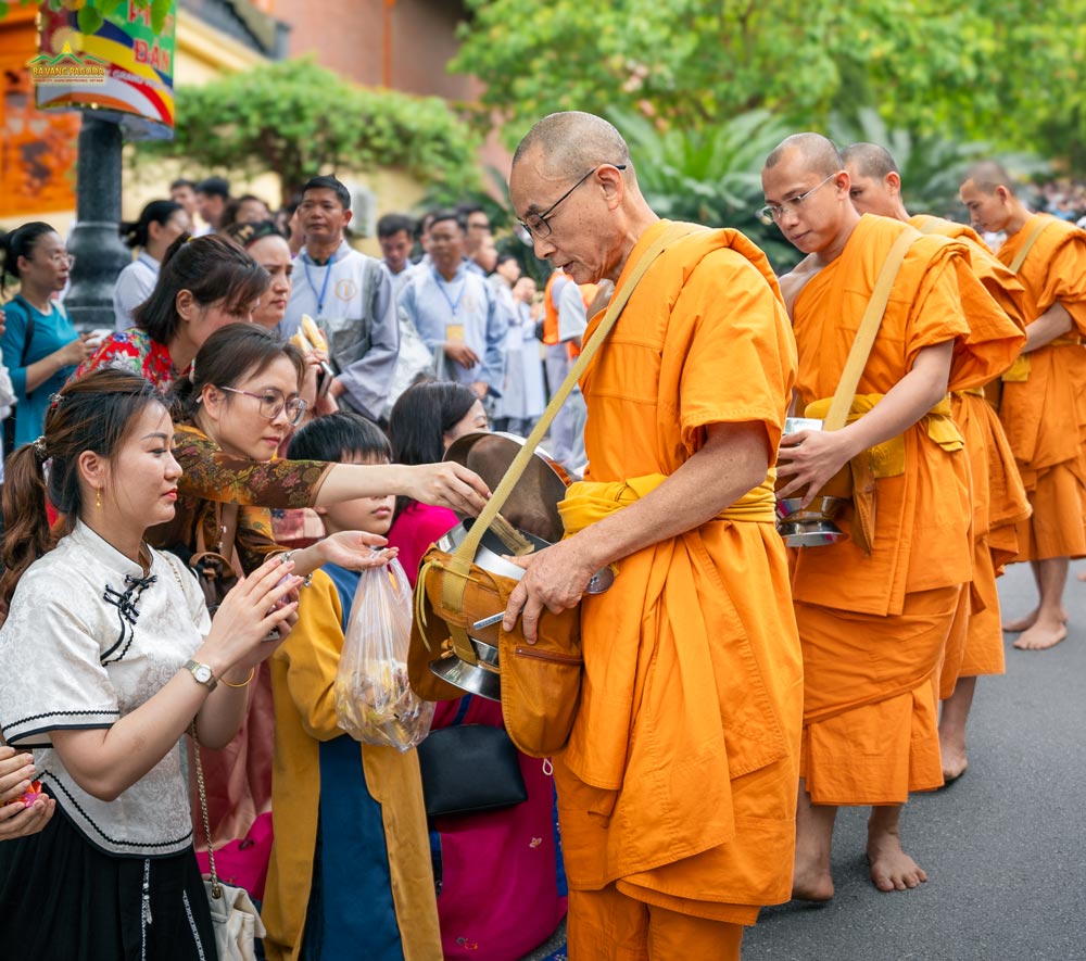 Alms round is the true life-sustaining method that the Buddha taught his ordained disciples in the Sangha. Whats more, it helps eliminate unwholesome qualities, cultivate virtues, and live a life full of wisdom.