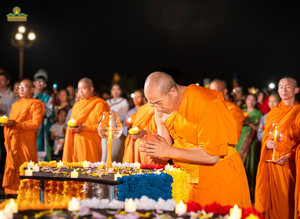 Thay Thich Truc Thai Minh reverently made a light offering to the Buddha.