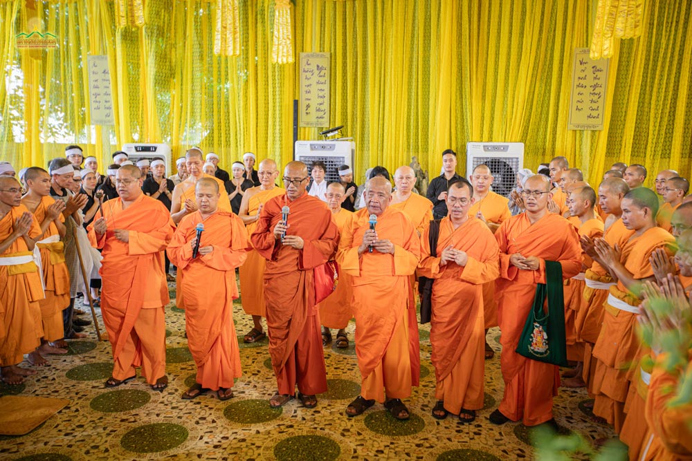 The venerable monks from the Annam Nikaya Buddhist Sangha in Thailand attended the funeral, expressed their condolences to the family, and chanted sutras to pray for Mrs. Ngo Thi Sac's peaceful rebirth.