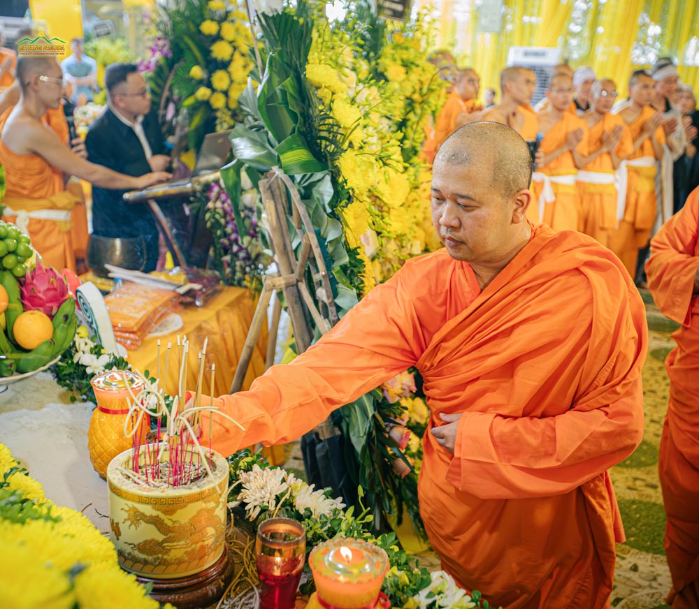 Venerable Phisit Thianbao Sriwicha offered incense.