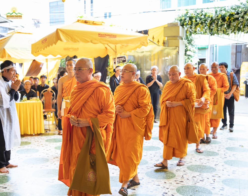 Theravada Buddhist monks led by Most Venerable Thich Quang Minh, the Abbot of Phat Bao Pagoda, attended the funeral.