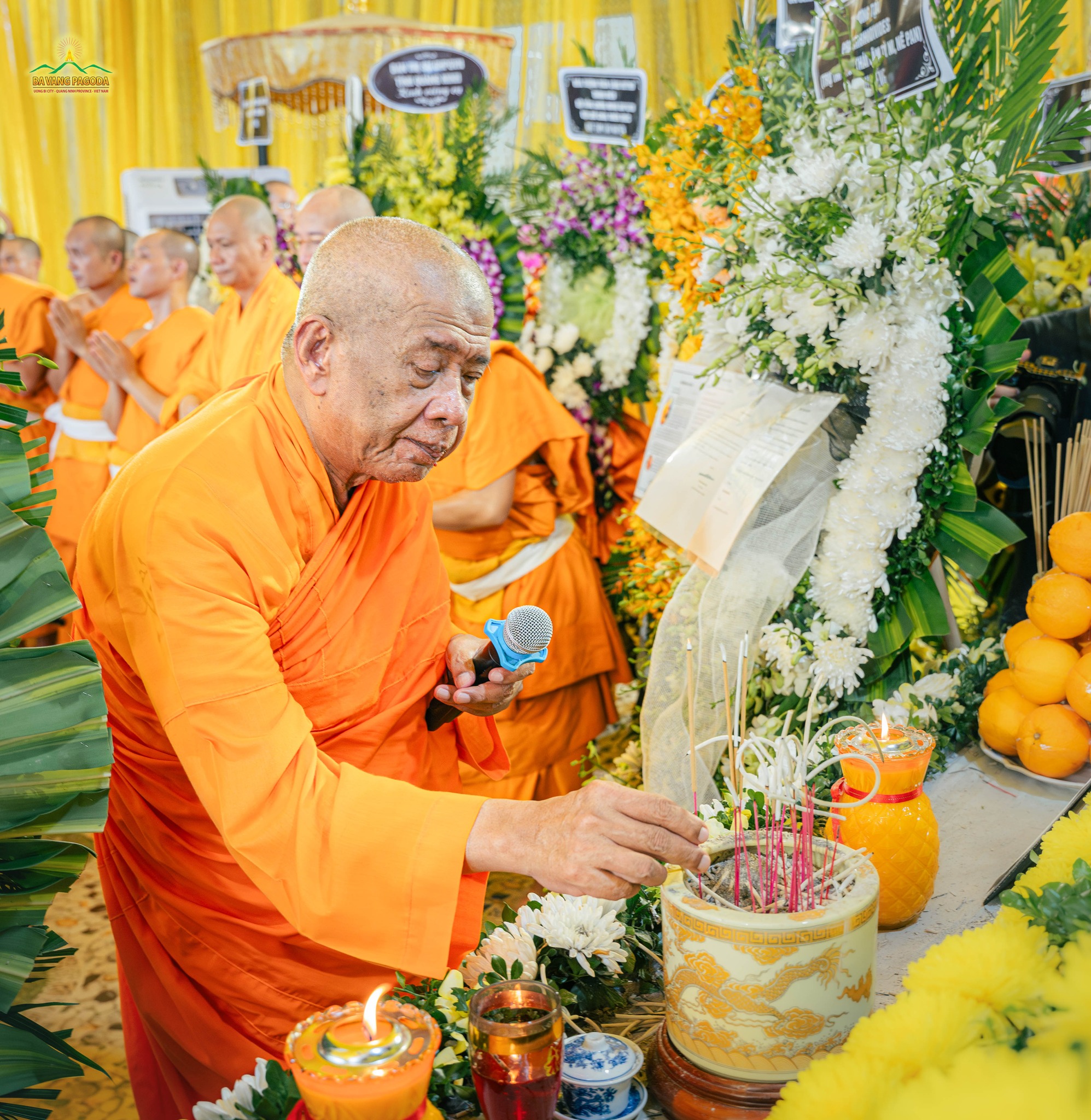 Most Venerable Ongsuttabotborworn Phairat Arjanan, Permanent Deputy Secretary of Anam Nikaya of Thailand, offered incense.