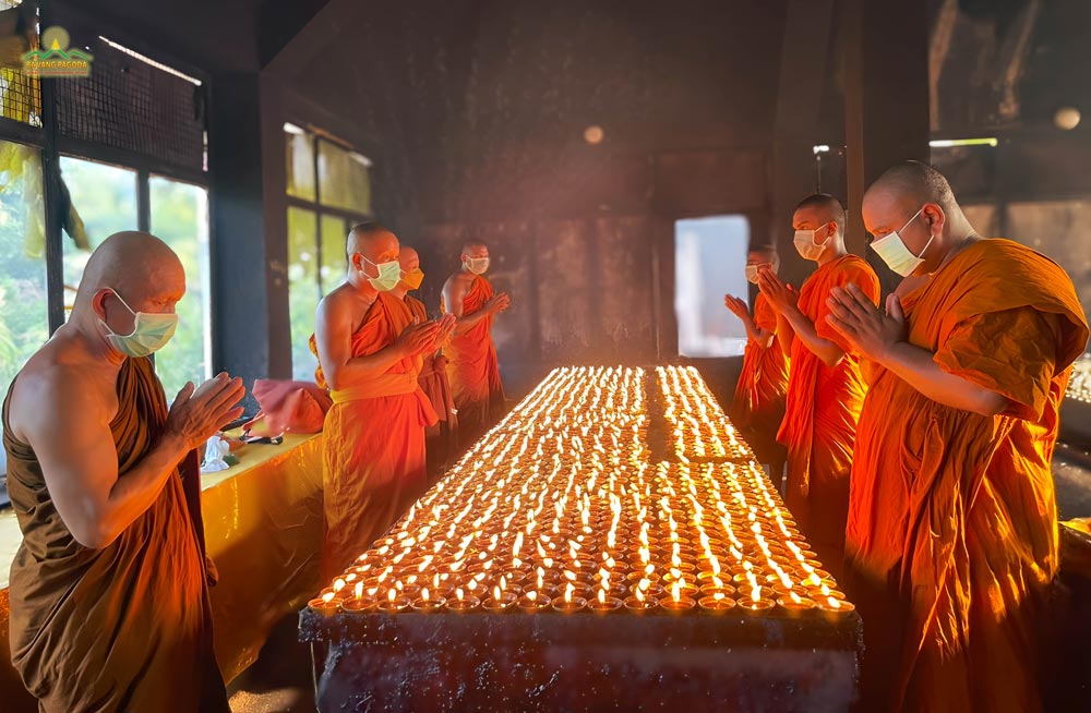 On August 21, Venerable Dr. Manoj - Member of Bodhgaya Temple Management Committee and monks of Bodhgaya Temple, India organized and performed the Butter Lamp ceremony in Bodhgaya to pray for Mrs. Ngo Thi Sac.