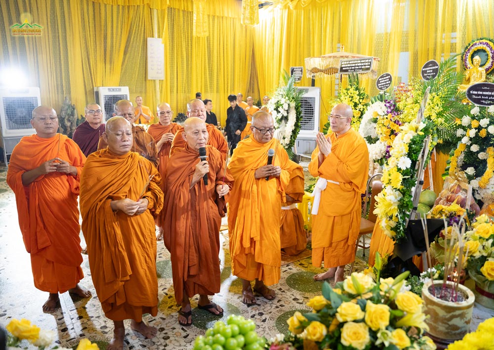 Venerable monks from the Khmer Theravada Buddhist community and Khmer pagodas, led by Most Venerable Danh Thiep, a member of the Central Executive Committee and Deputy Head of the An Giang Provincial Buddhist Sangha, visited Mrs. Ngo Thi Sacs funeral.