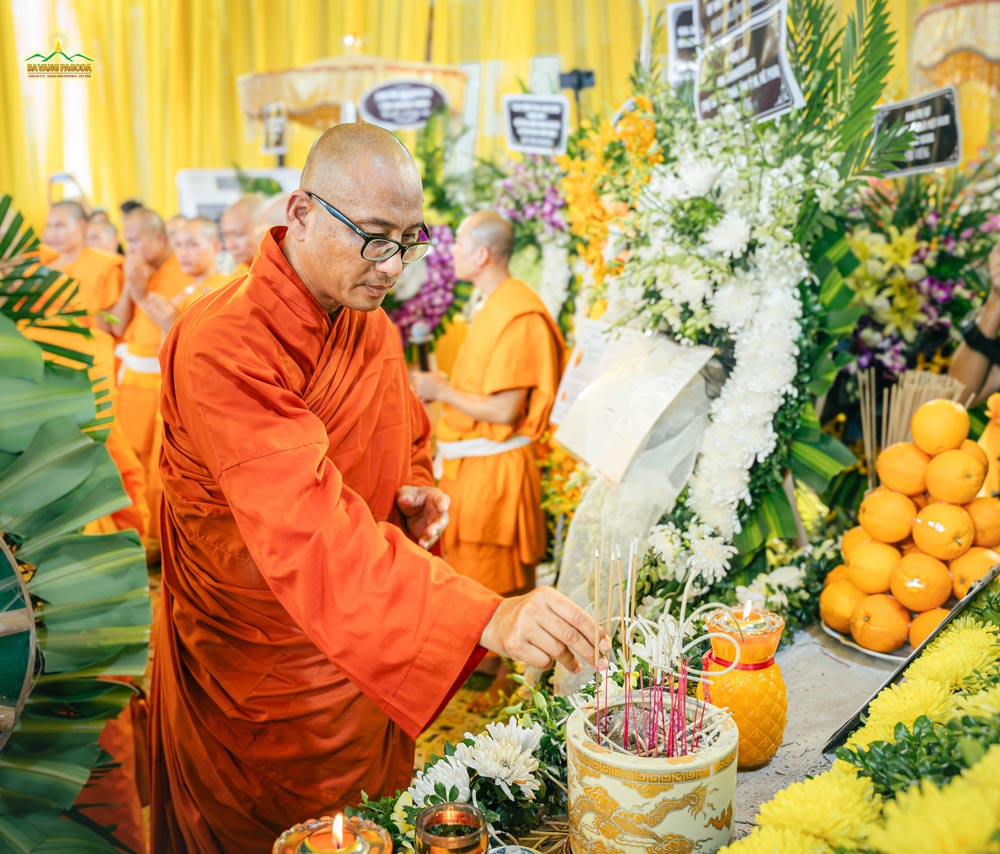 Most Venerable Ongsorraphotjanasunthorn Preecha Pongern - Deputy Secretary of Anam Nikaya of Thailand, offered incense.