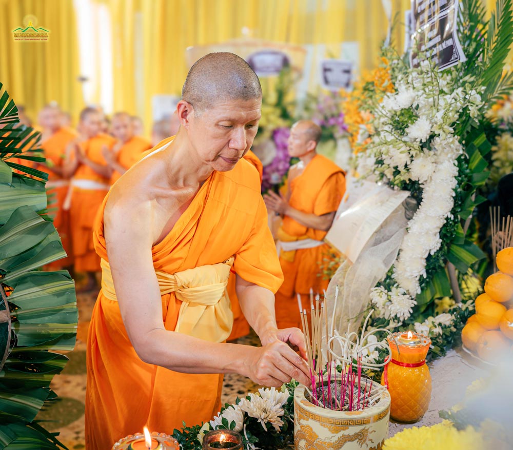 Venerable Kittipong Hemavamso, Chief of International Relations Division, Wat Phra Dhammakaya offered incense.