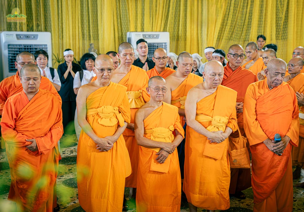 The venerable monks from Thailand, despite the long distances, came to pay tribute and offer condolences to the family.