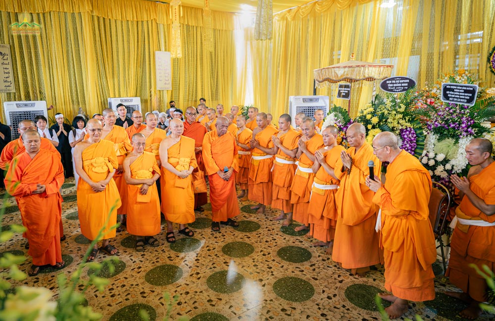 Thay Thich Truc Thai Minh, on behalf of the bereaved family, extended gratitude to the venerable monks from Thailand, Bangladesh, and Nepal, despite the long distances, came to pay tribute and offer condolences to the family.