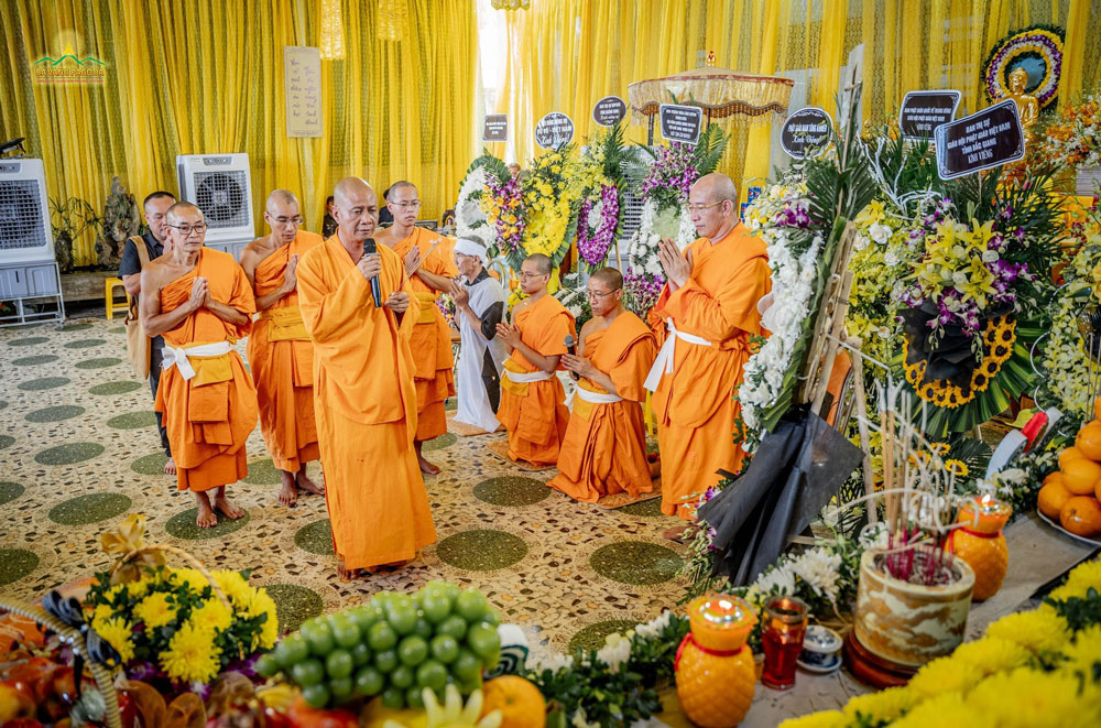 Most Venerable Thich Minh Quang, Member of the Vietnam Buddhist Sanghas Executive Council, Head of Coordination and Cooperation Department of Vietnam Buddhist Sangha in Laos, and Abbot of Phat Tich Temple in Laos, attended the funeral.