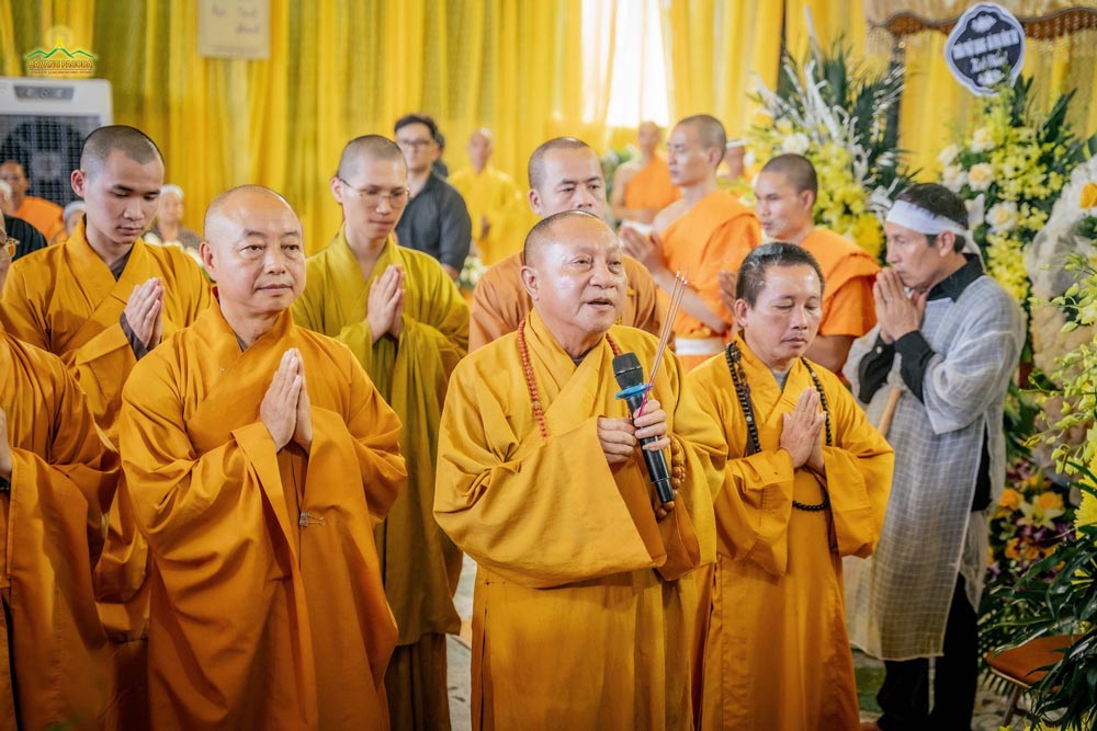 Most Venerable Thich Gia Quang, Vice President of the Executive Council and Chairman of Central Committee of Information and Communication of Vietnam Buddhist Sangha, along with his delegation, attended the funeral and recited prayers for the mother of Thay Thich Truc Thai Minh.