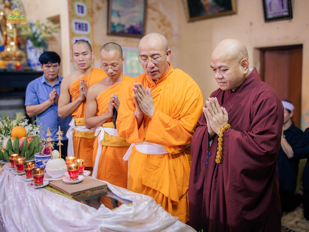 Venerable, Dr. Thich Giac Nhu - Member of the Vietnam Buddhist Sanghas Executive Council, on behalf of Most Venerable Thich Thanh Quyet - Vice Chairman of the Executive Council, Head of the Central Committee for Buddhist Education of the Vietnam Buddhist Sangha, Principal of the Hanoi Buddhist Academy, Member of the 15th National Assembly of the Socialist Republic of Vietnam, came to pay tribute.