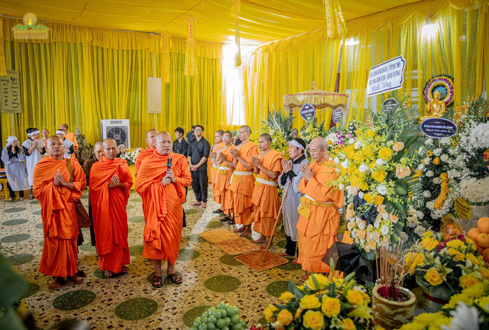 Venerable monks from Candarasi Pagoda (Ho Chi Minh City) and Tong Kim Quang Pagoda (Binh Duong Province) attended the funeral and expressed their condolences to the family.