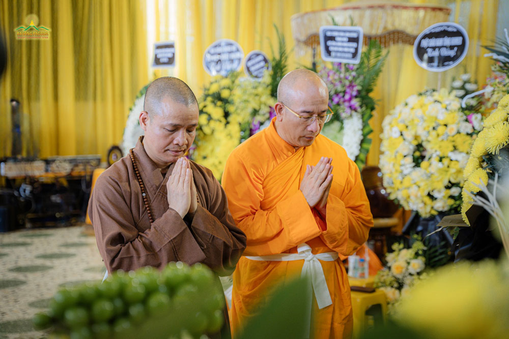 Venerable Thich Minh Quang, Secretary of the Executive Council, Vice Chairman of the First Office of Central Committee of Vietnam Buddhist Sangha, and Head of Executive Board of of Vietnam Buddhist Sangha of Ninh Binh province offered incense and prayed for Thay Thich Truc Thai Minhs mother.