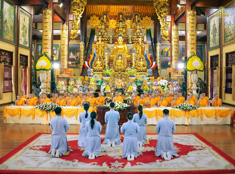 With a thirst for merit and a wish to pray for peace for themselves, their families and the country, Buddhists respectfully requested the Sangha to perform the opening ritual of Emperor Liang's Repentance Dharma assembly.