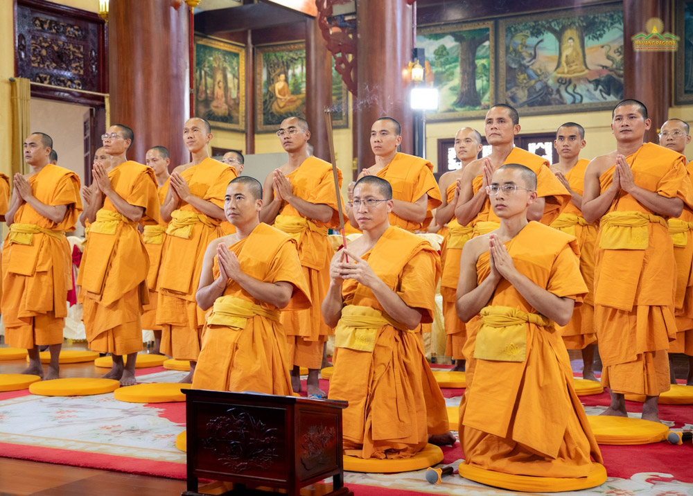 In response to the request of Buddhists, with the guidance of Thay Thich Truc Thai Minh and the permission of the Sangha, the monks performed the opening ritual of Emperor Liang's Repentance Dharma assembly at Ba Vang Pagoda.