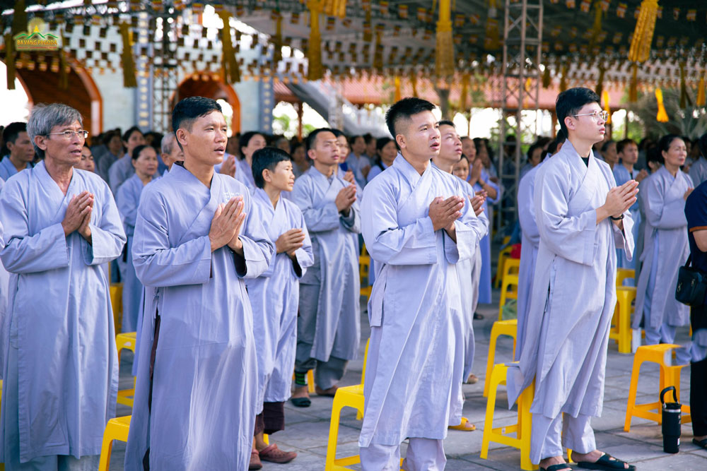 The Buddhists attentively attended the concluding ritual at the yard in front of the Main Hall.