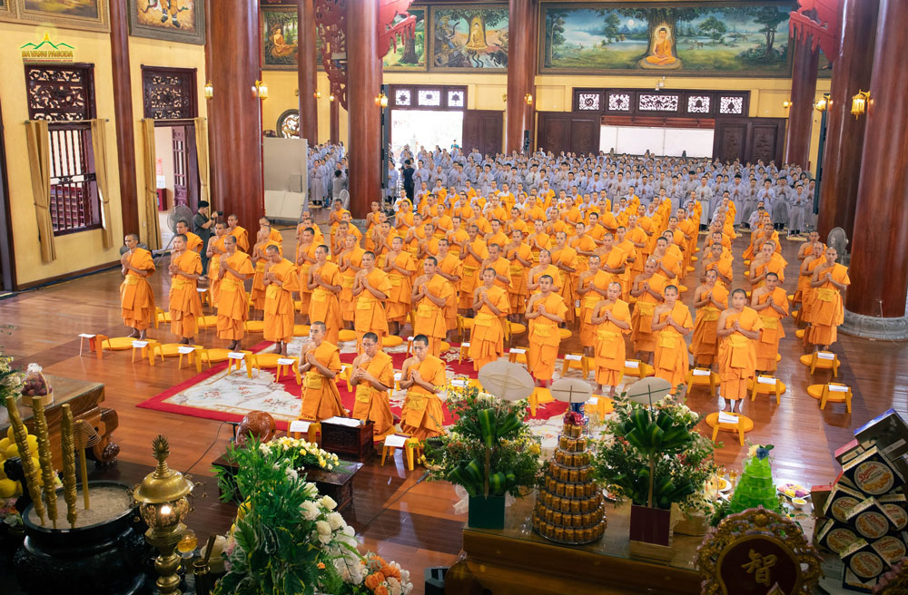 After three consecutive days of practicing repentance at Emperor Liang's Repentance Dharma assembly, the monks performed the concluding ritual in a solemn atmosphere.