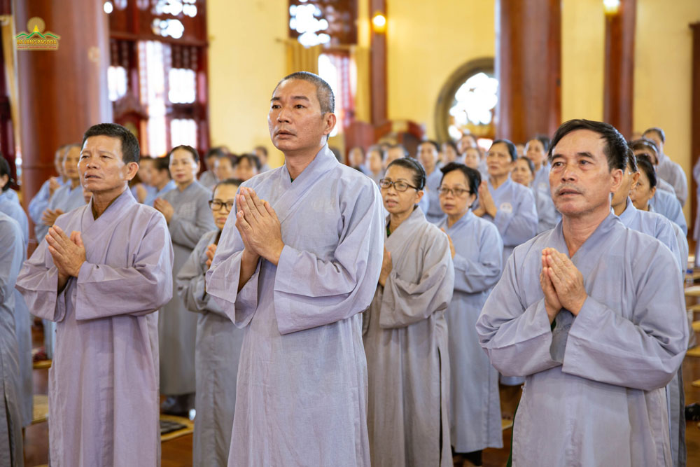 The Buddhists attentively attended the concluding ritual at the Main Hall.