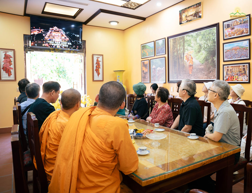 The short video gave the South Korean group a general view of Ba Vang Pagoda and the Buddhist activities practiced by the fourfold assembly of Ba Vang Pagoda