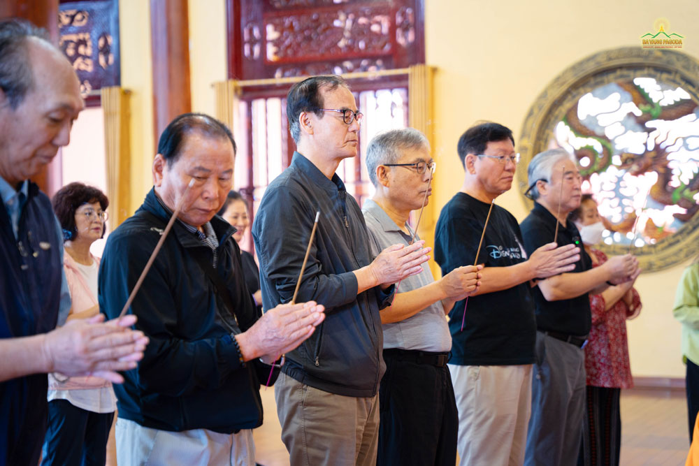 Upon the group's request, the monks performed a ritual to pray for peace for the group at the Main Hall of the pagoda. The scent of burning incense wafting in the air and the monks chanting created a solemn and peaceful atmosphere of the ritual