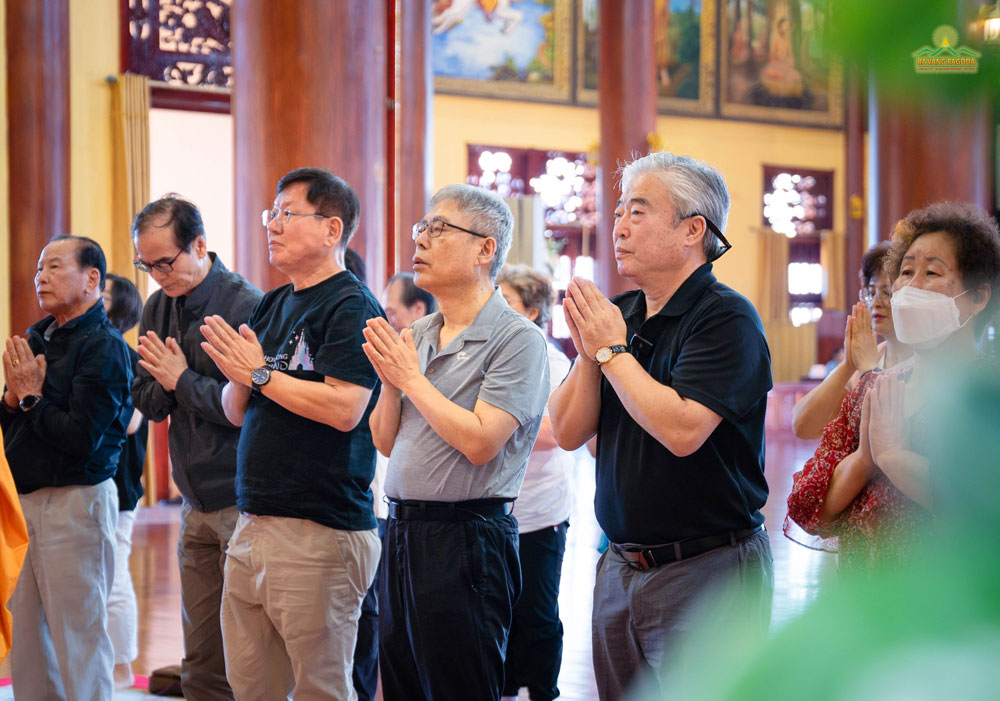 Together joining hands and reciting the Buddhas name, the group followed the monks instruction and turned their hearts toward the Three Jewels. Hoping that this auspicious deed will help everyone gain merits, thus being peaceful and happy