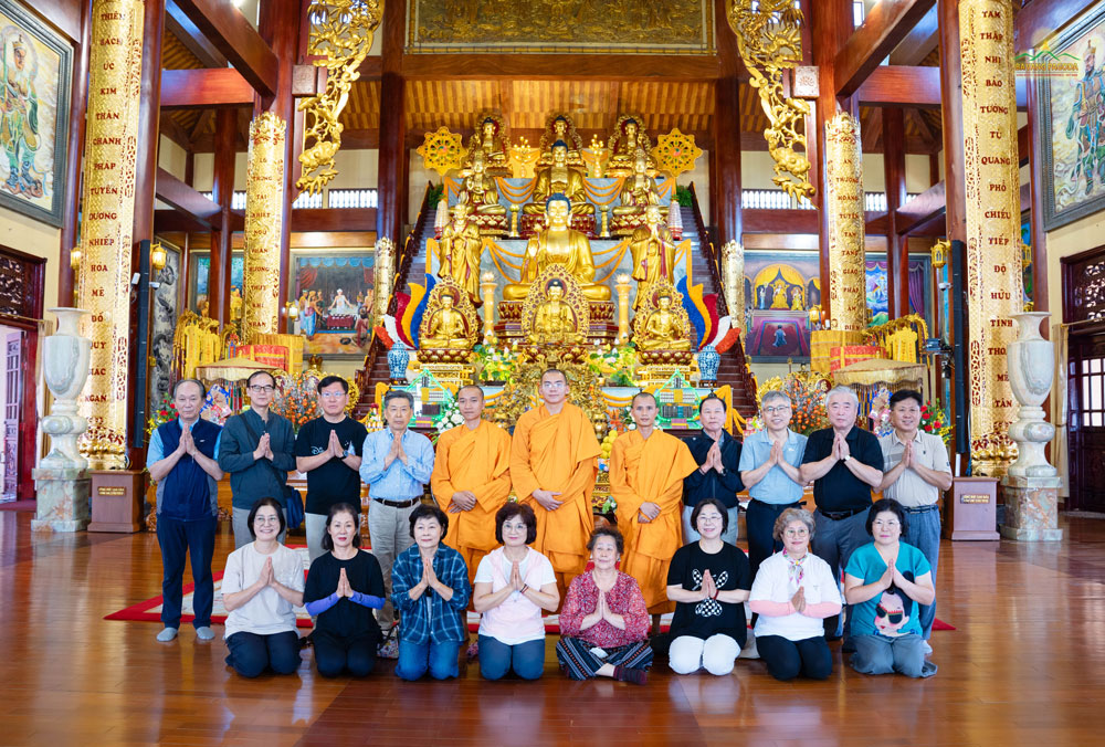 The monks and the group took souvenir photos at the Main Hall