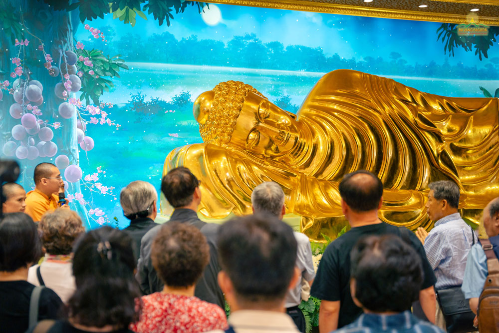 During this trip, the group also had an opportunity to visit the statue of the Buddha entering Nirvana on the first floor of the Great Lecture Hall of the pagoda - the largest on-mountain lecture hall in the world