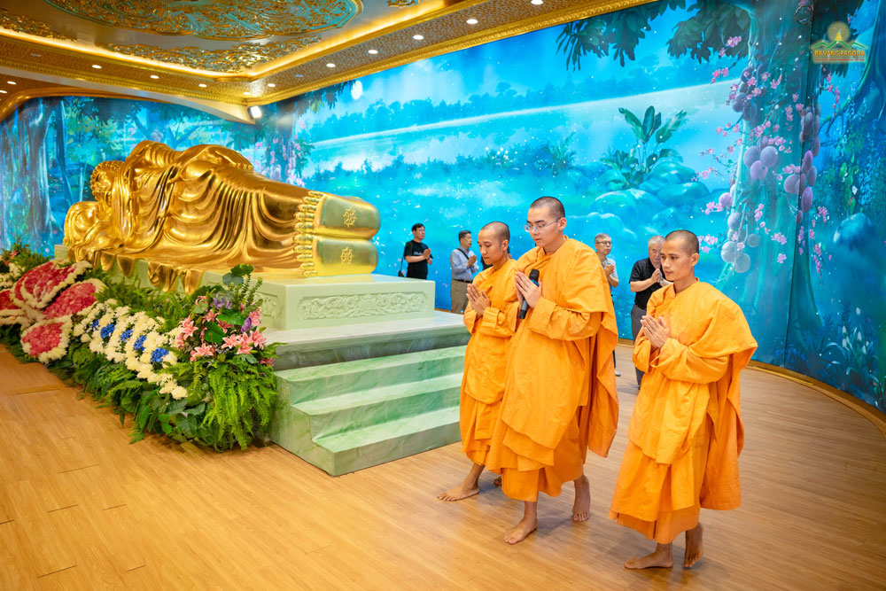 The monks instructed and led the group to circumambulate around the statue to express their respect toward Shakyamuni Buddha