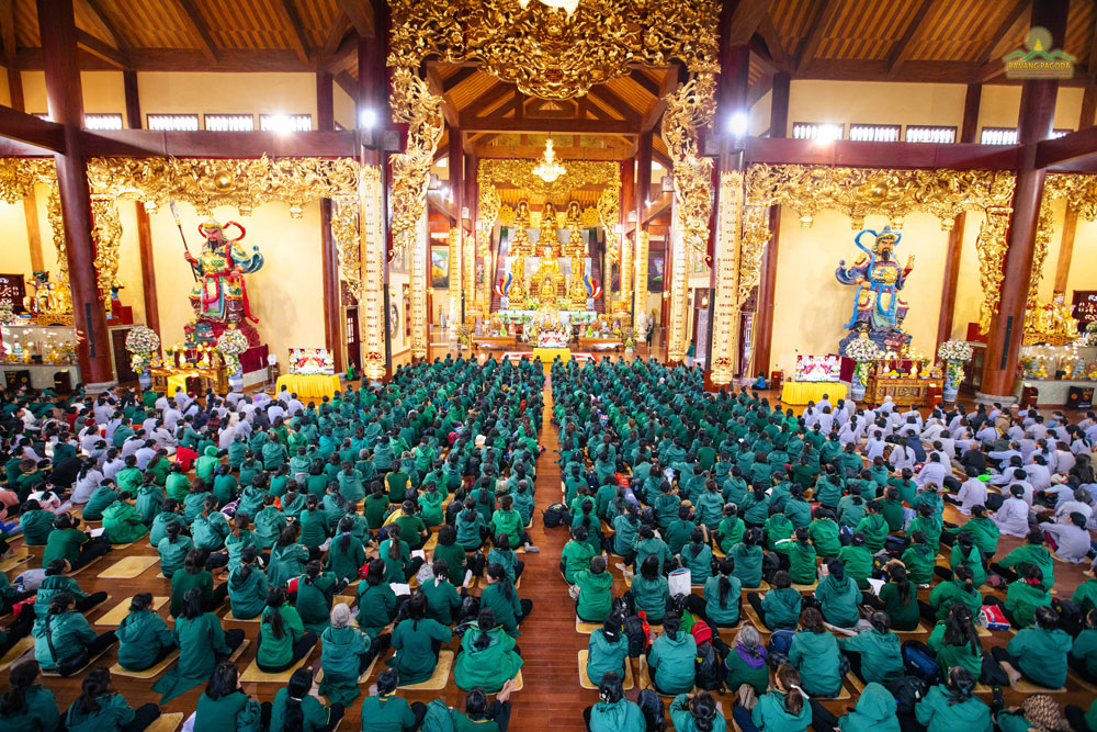 After countless eons of practicing the Bodhisattva path, accumulating immeasurable merits, and eliminating all afflictions and delusions, the Buddha finally attained enlightenment. This is a pivotal event in the history of Buddhism. On this occasion, the monks, nuns, and lay Buddhists at Ba Vang Pagoda commemorated the Buddhas enlightenment with meaningful activities