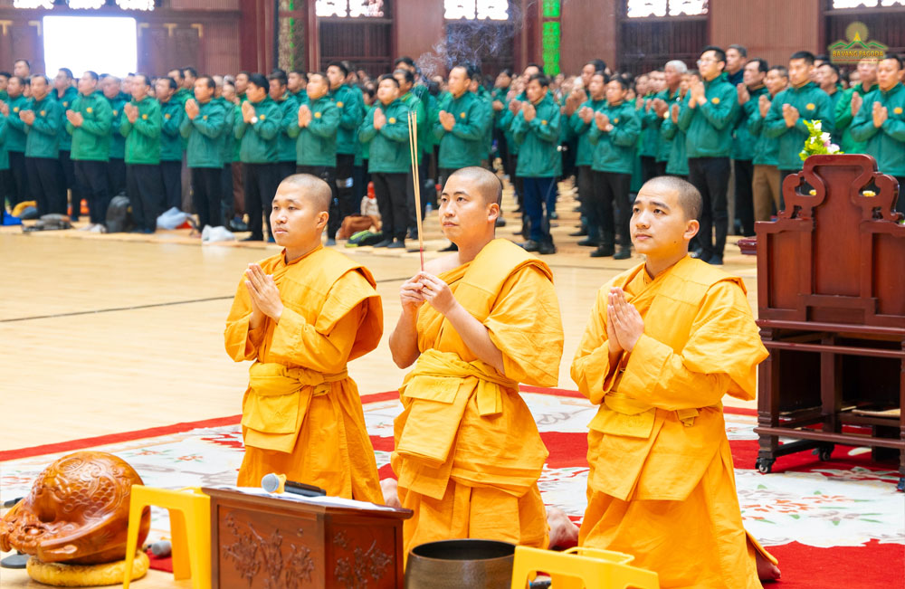 The monks solemnly performed the precepts transmission ritual