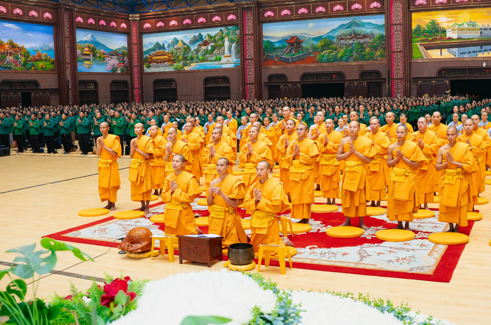 On the monthly Eight Precepts Retreat, Ba Vang Pagoda held the repentance session for participants to purify their bodies and minds, recognize their mistakes, determine to correct themselves, and generate merits and wisdom