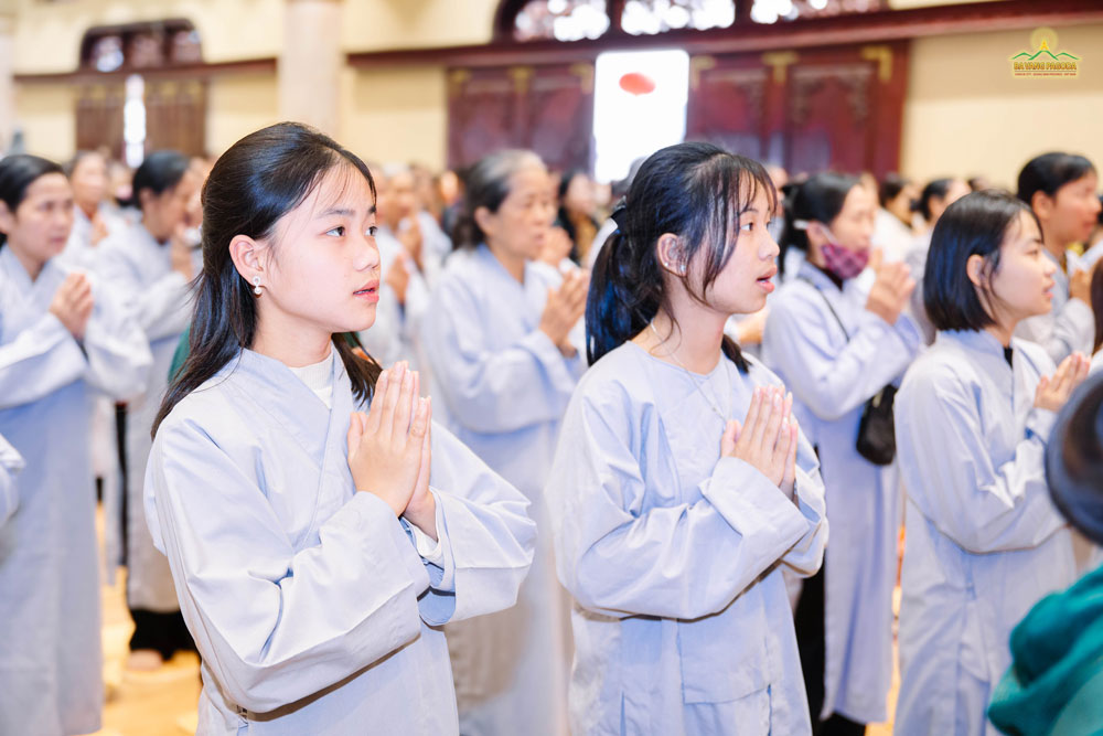 The Buddhists solemnly joined the ceremony