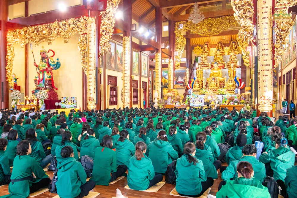 After countless eons of practicing the Bodhisattva path, accumulating immeasurable merits, and eliminating all afflictions and delusions, the Buddha finally attained enlightenment. This is a pivotal event in the history of Buddhism. On this occasion, the monks, nuns, and lay Buddhists at Ba Vang Pagoda commemorated the Buddhas enlightenment with meaningful activities