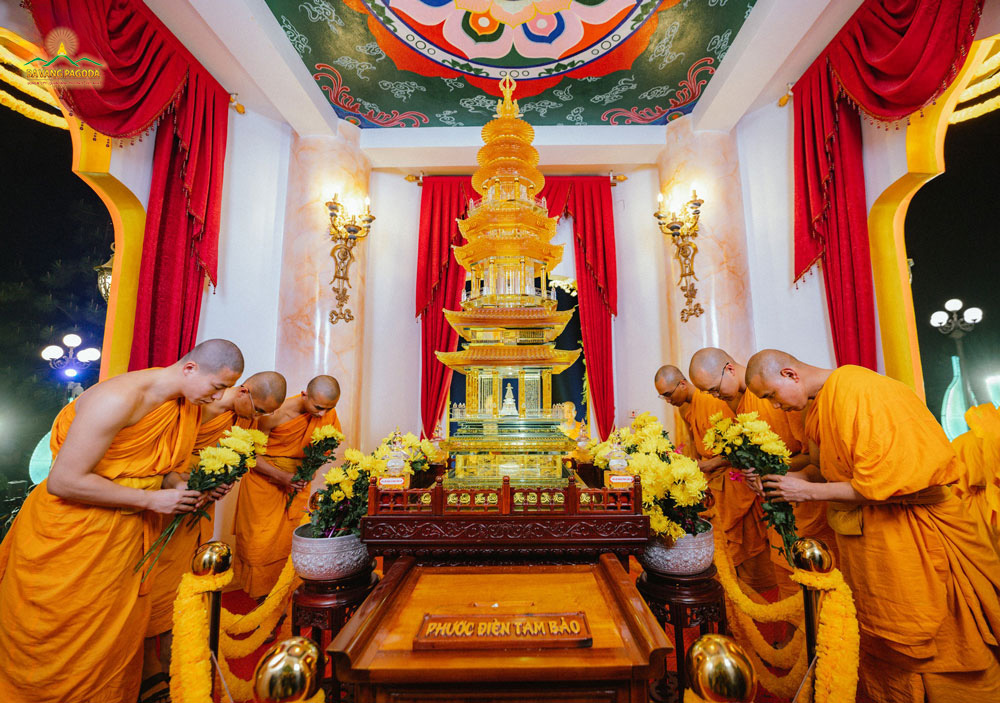 Monks-of-Ba-Vang-Pagoda-venerated-Buddha-and-Sage-monk-relics