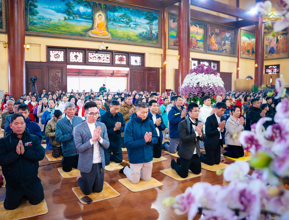 Monks, nuns, and Buddhists, people respectfully joined their hands in reverence to pay reverence to Thay - their great and kind master