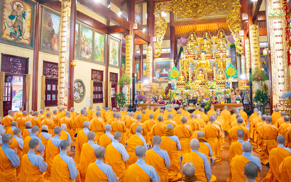 Monks, nuns, and Buddhists, people respectfully joined their hands in reverence to pay reverence to Thay - their great and kind master