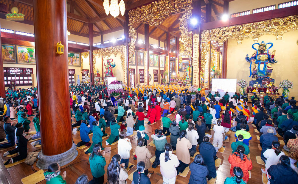 The fourfold assembly of Ba Vang Pagoda gathered at the Main Hall to offer words of gratitude to Thay Thich Truc Thai Minh on the occasion of the new year