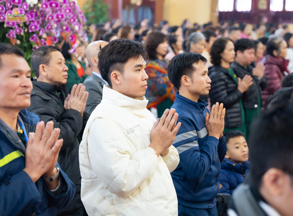 Devotees gathered at the Main Hall of Ba Vang Pagoda to join the new-year meeting