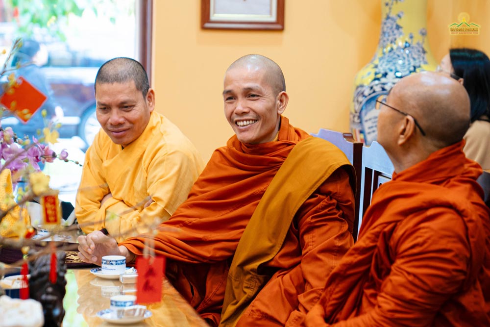 Venerable Thich Thien Ngoc, Member of the Central Committee for Overseas Dharma Propagation of the Vietnam Buddhist Sangha and Abbot of Dai Phuoc (Mahapunnavihara) Pagoda in Myanmar (center), together with the venerable monks, engaged in a cordial Dharma exchange with Thay Thich Truc Thai Minh in the Guest Room