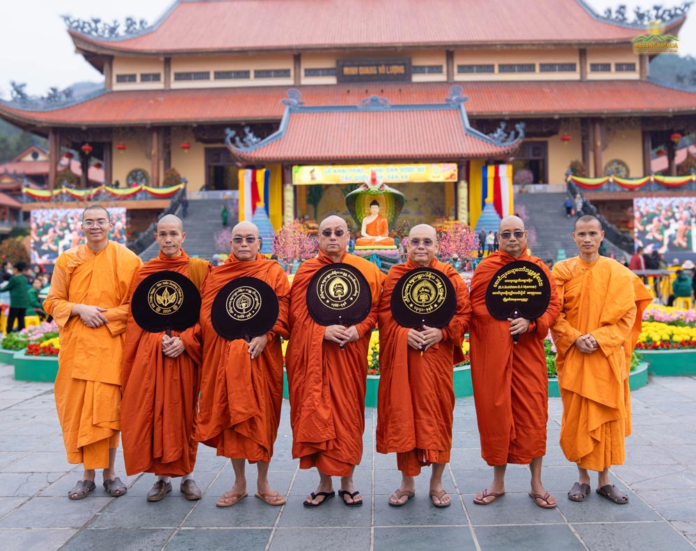 The Venerables took a souvenir photo at the Main Hall of Ba Vang Pagoda