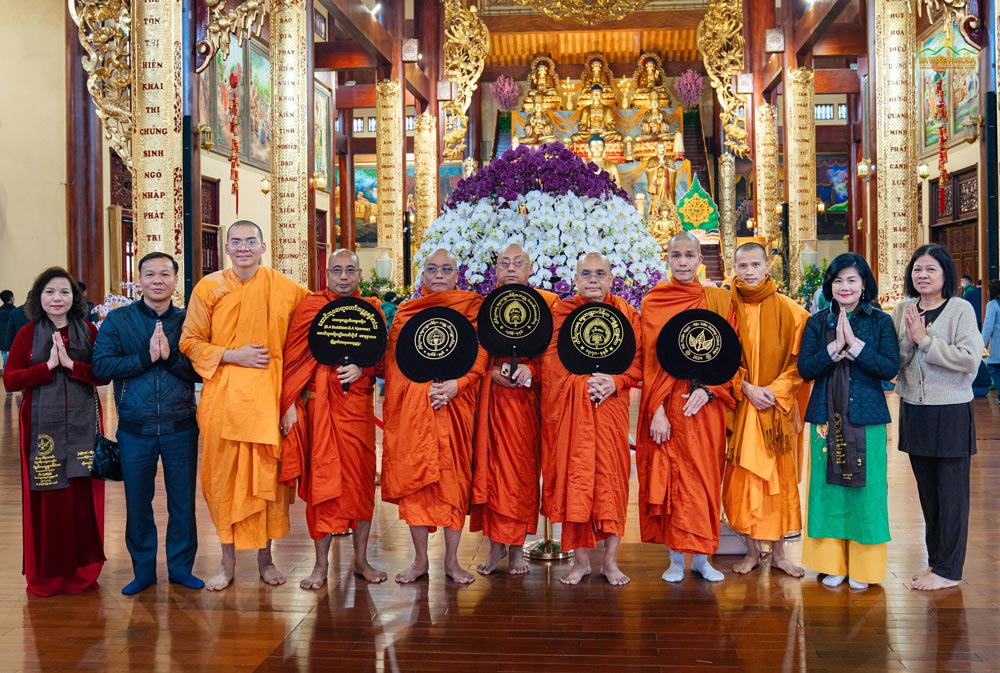 The delegation took a souvenir photo at the largest on-mountain main hall in Indochina