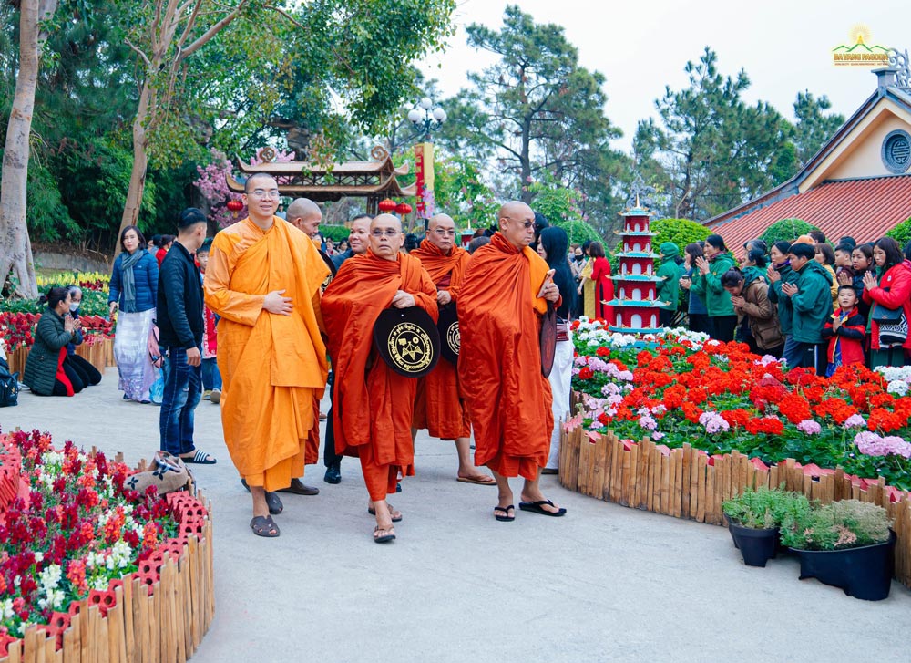 In the warm and vibrant weather of spring, the resident monks led the Myanmar Buddhist delegation to visit and introduce the places around the Pagoda. Through that, the Myanmar Buddhist monks had a better understanding of the lifestyle, the Dharmas practice as well as the service spirit of the fourfold assembly of Ba Vang Pagoda