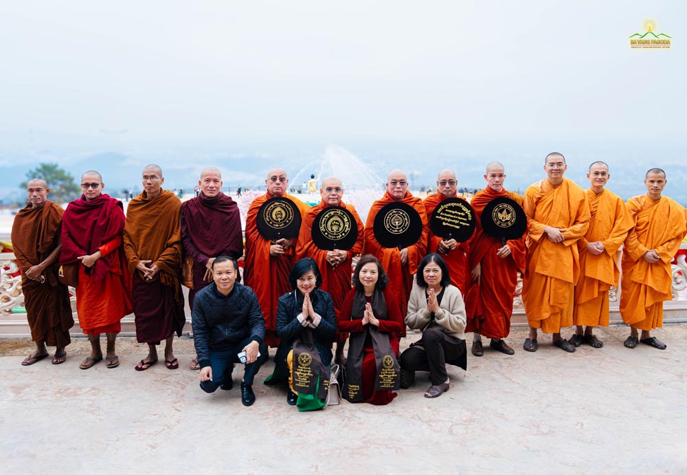 The delegation took a souvenir photo on the second floor of the Great Lecture Hall, facing the newborn Buddha statue which is surrounded by nine dragon statues, recreating the story of nine dragons pouring water to bathe the newborn Buddha