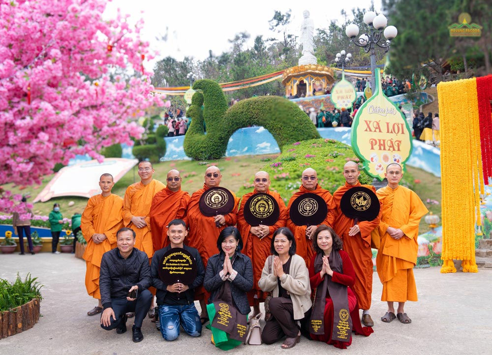 The delegation took a souvenir photo at the Spring Spiritual Garden, in front of the Buddha Relic Stupa