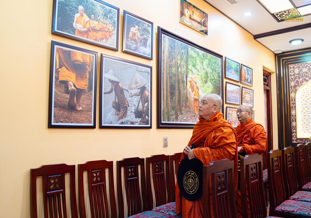 In the Guest Room of the Pagoda, the delegation saw some outstanding photos recording the Sanghas practice of Dhutanga in the forest