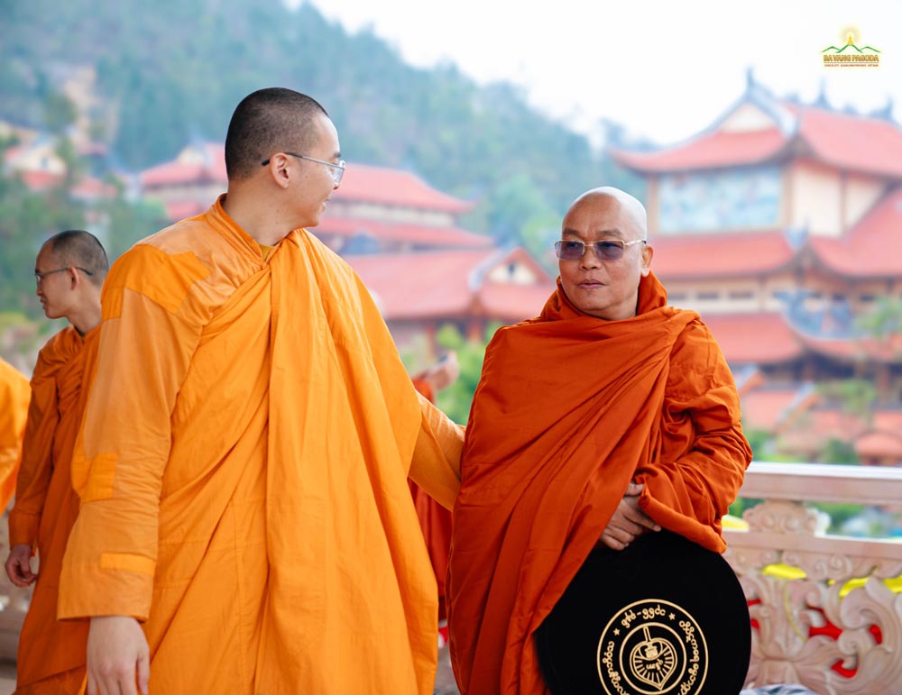 The monks of the Pagoda led the esteemed delegation to visit the Worlds Biggest On-mountain Buddhist Lecture Hall